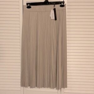 T Tahari New with tags “Faux Leather” Pleated Skirt, Size Large
